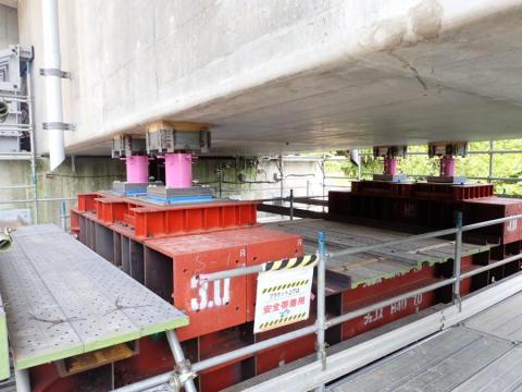 橋桁を持ち上げる装置