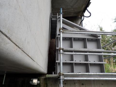 横揺れへの対策で橋桁を補強する部材を設置